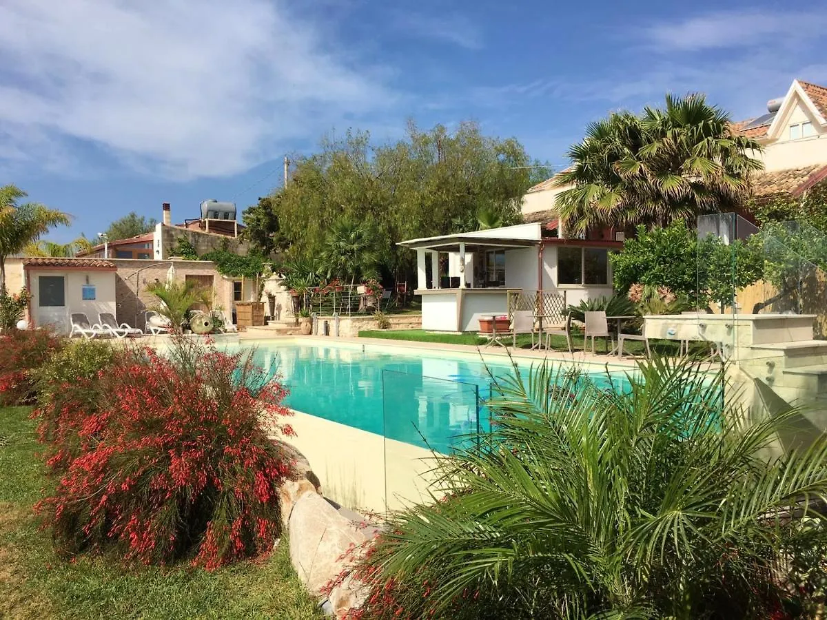 Spacious Apartment In Pozzallo, Sea View, Shared Pool Italia